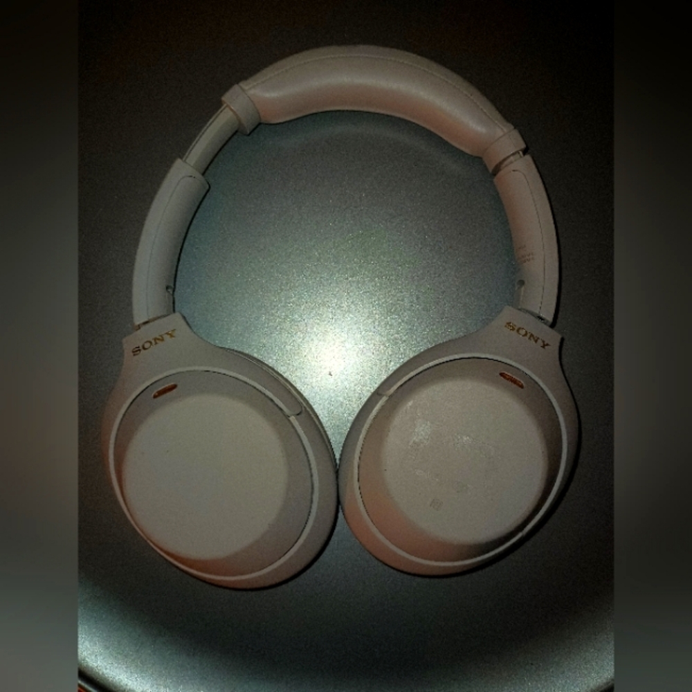 Sony - WH1000XM4 Wireless Noise-Cancelling Over-the-Ear Headphones - Sil…